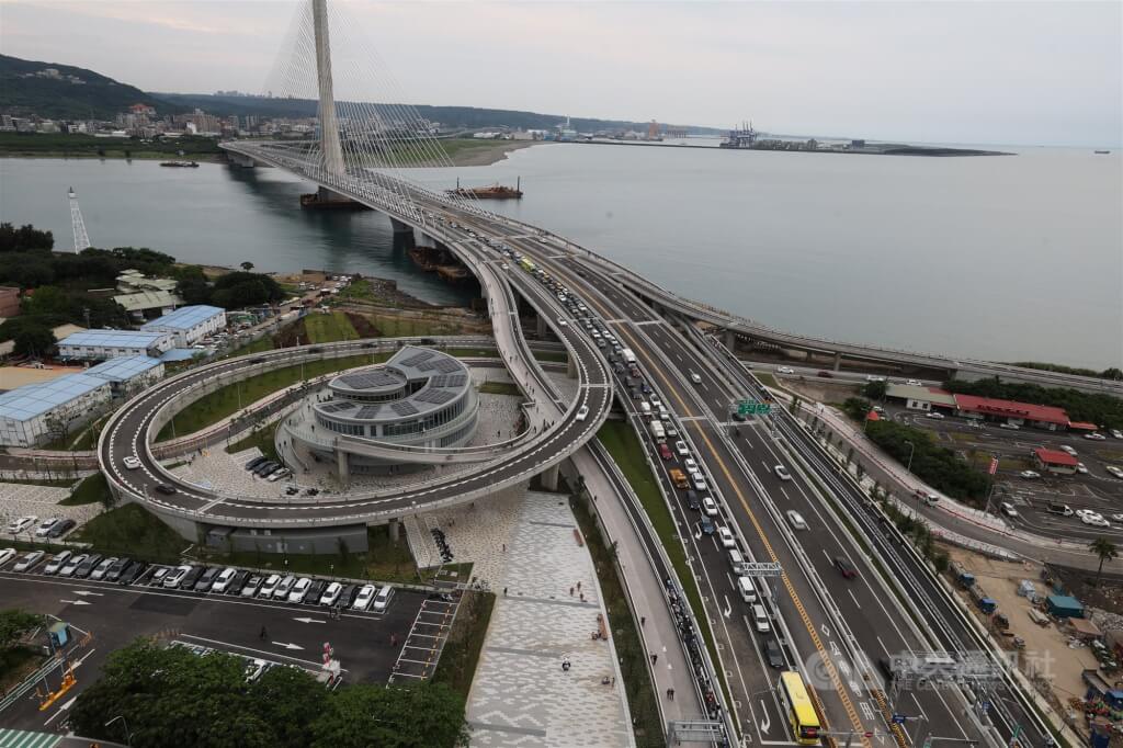 Dragon Boat Festival Begins: Highway Bureau Warns of Potential Afternoon Congestion on Routes Including Danjiang Bridge