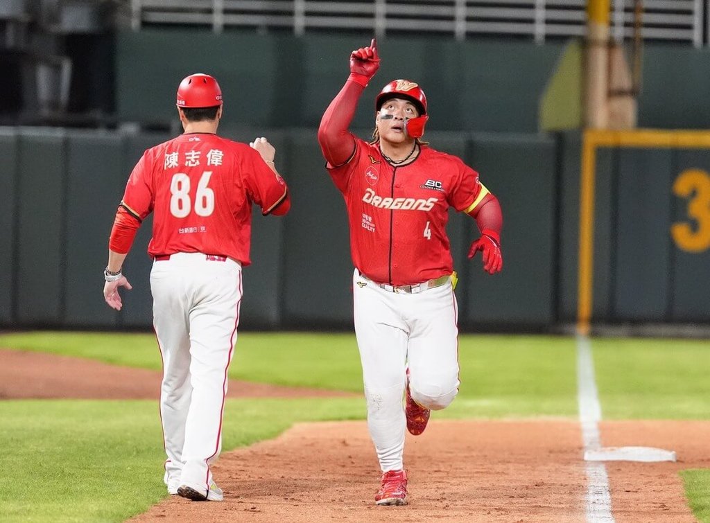 Giljegiljaw Kungkuan's Two Homers Lead Wei Chuan Dragons to 3rd Consecutive Win; Magic Number for First-Half Title Hits 1