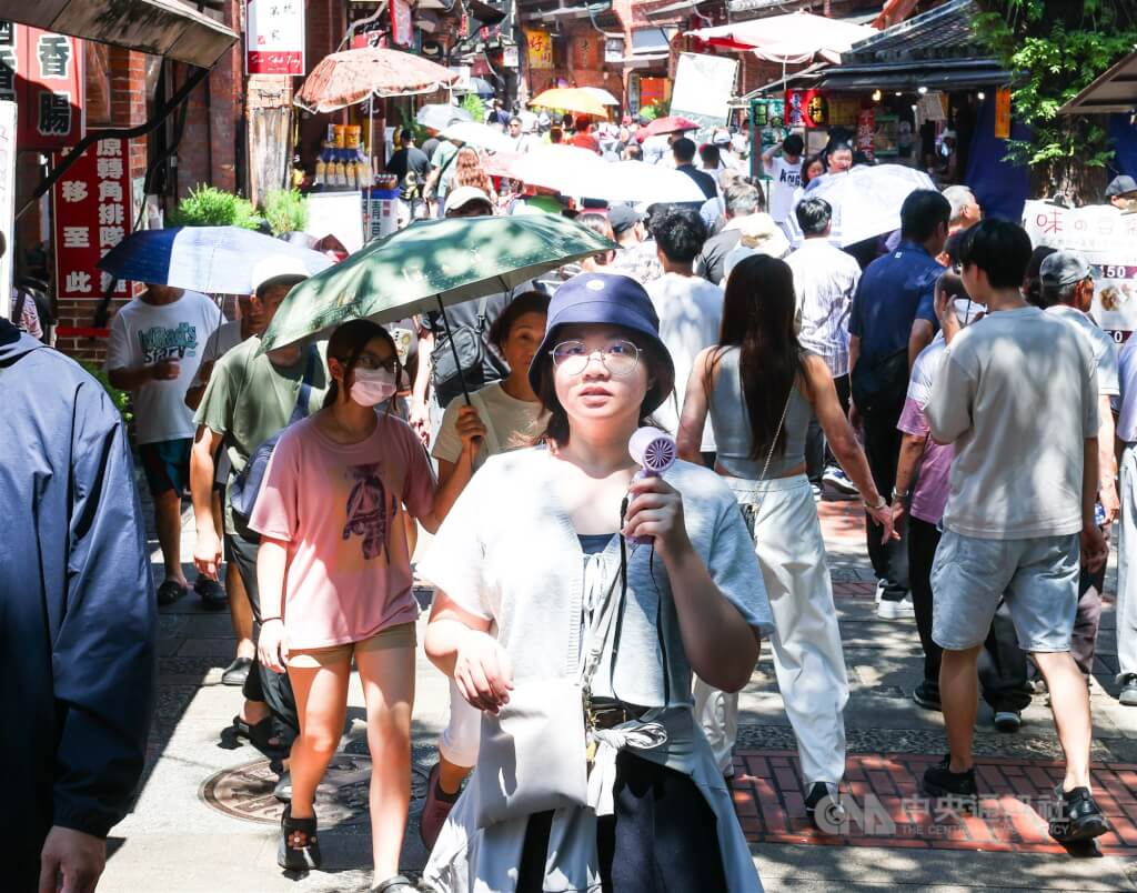 13 Cities and Counties to Remain Under Heat Alert on the 22nd; Typhoon Mekkhala Expected to Pass Closest to Taiwan on the 25th