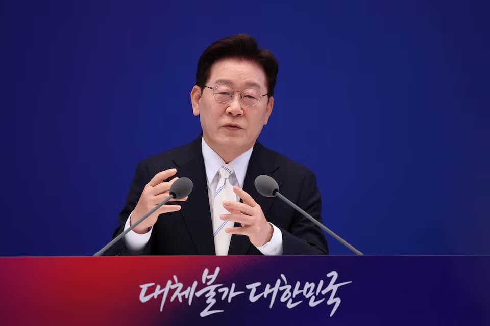 Lee Jae-myung's Approval Rating Falls Below 50%, Disapproval Exceeds Approval for the First Time