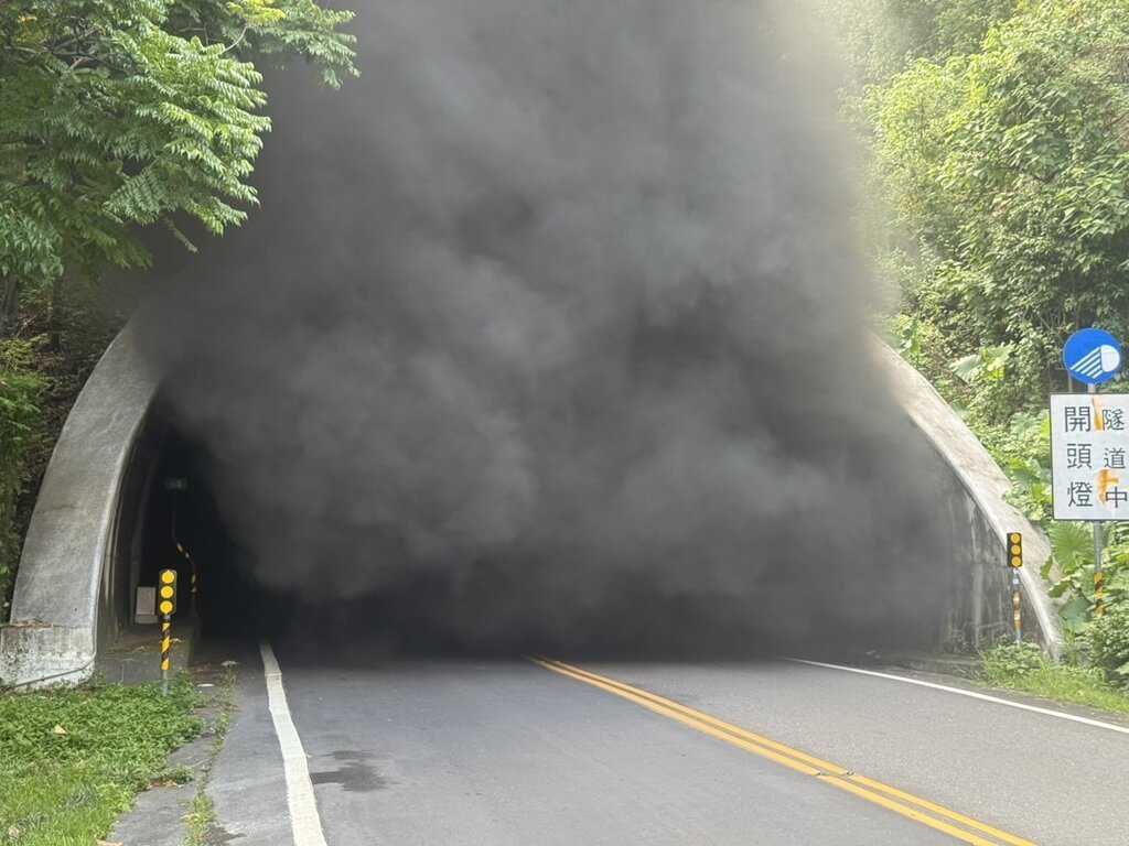 Vehicle Fire in Kaohsiung's Yueguangshan Tunnel Leaves One Dead