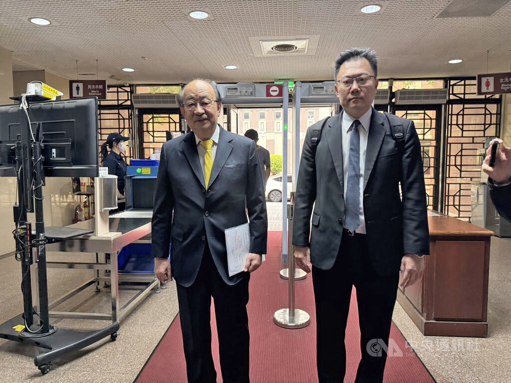 柯建銘涉過失傷害徐巧芯案出庭，主張捍衛憲政體制