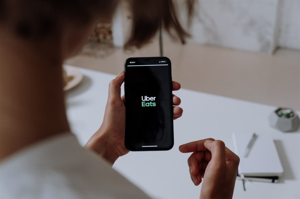 疑利用Uber Eats洗錢逾千萬 北檢搜索約談9人