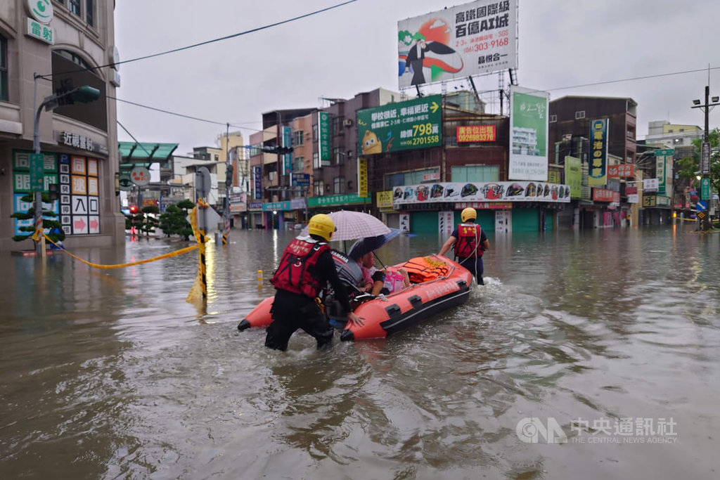 台南豪雨釀災：部分地區水深及腰，仁德交流道交通受阻