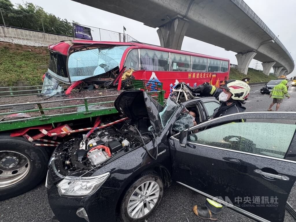 國道1號北上林口路段發生9車連環追撞，造成30人受傷、5車道受阻