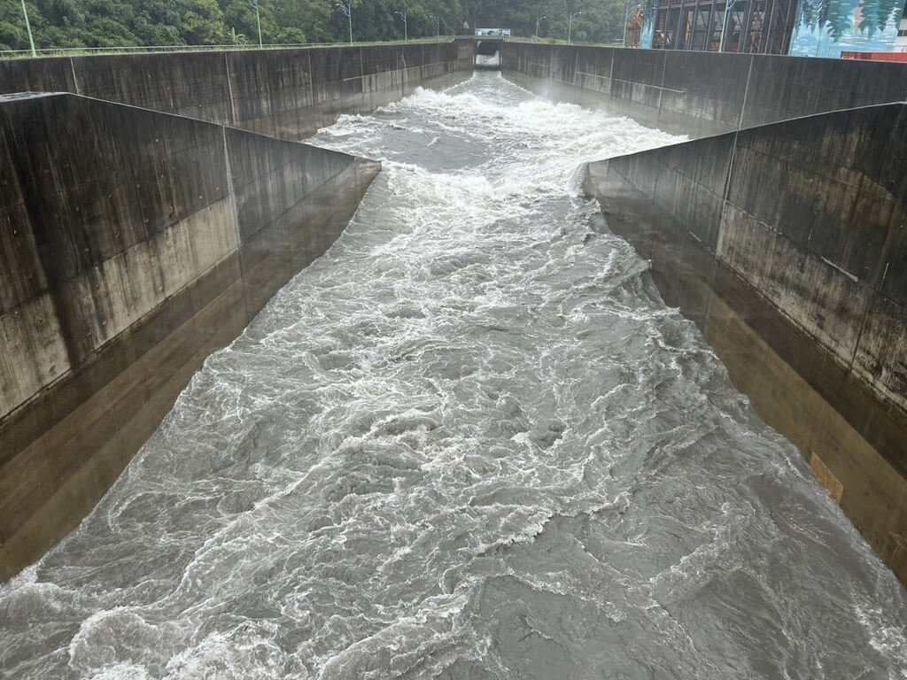 石門水庫執行調節性放水沖淤，估計排出25萬立方公尺泥砂