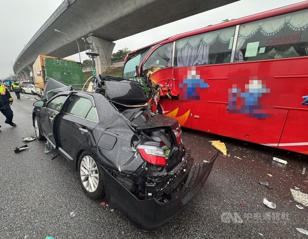 9-Vehicle Pileup on National Highway 1 near Linkou Leaves 14 Injured