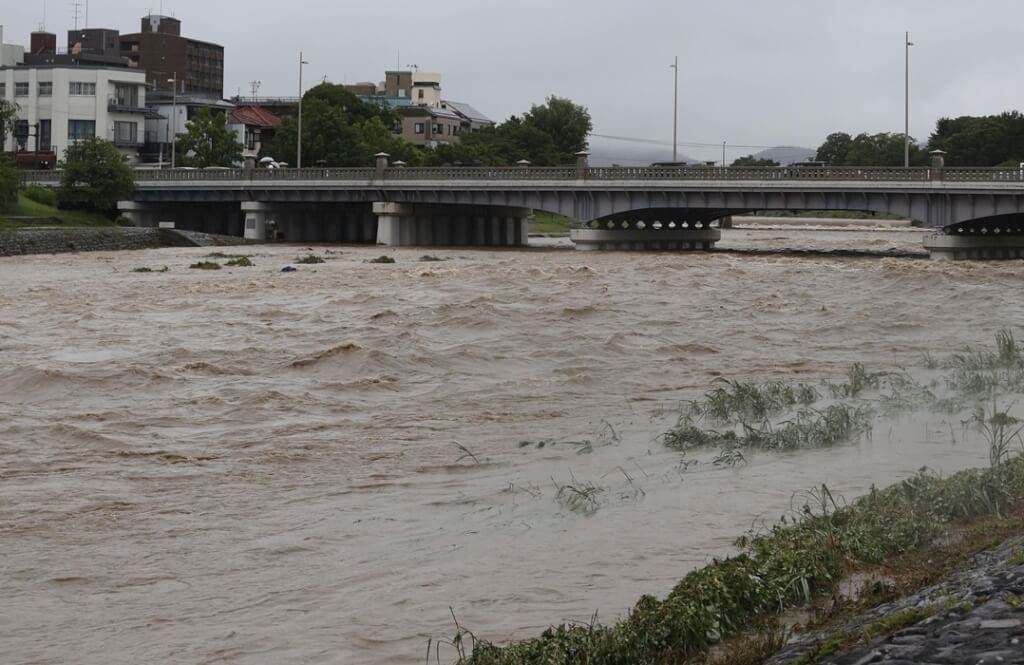雙颱挾豪雨襲日：西日本道路龜裂、車輛泡水災情頻傳