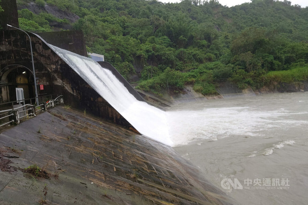 南化水庫達滿水位溢流 曾文水庫蓄水率回升至五成