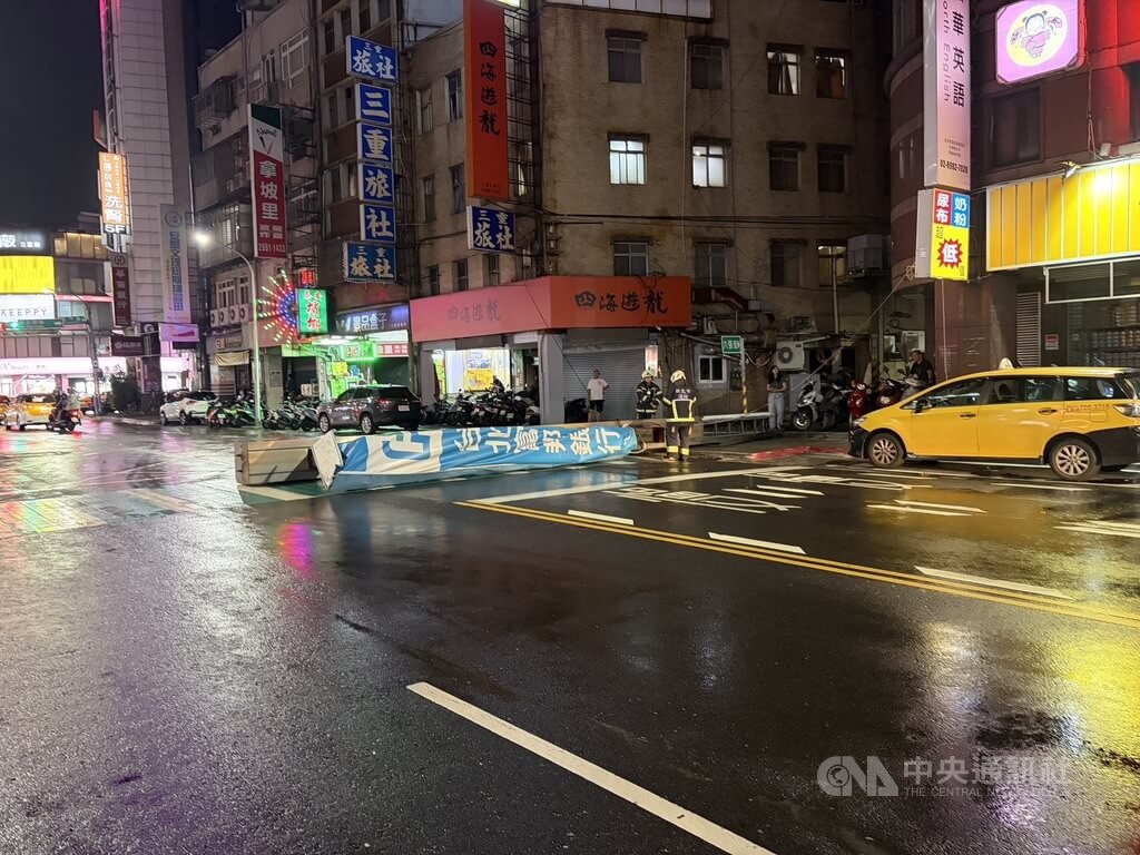 颱風來襲新北三重銀行招牌掉落 幸未砸中路過人車