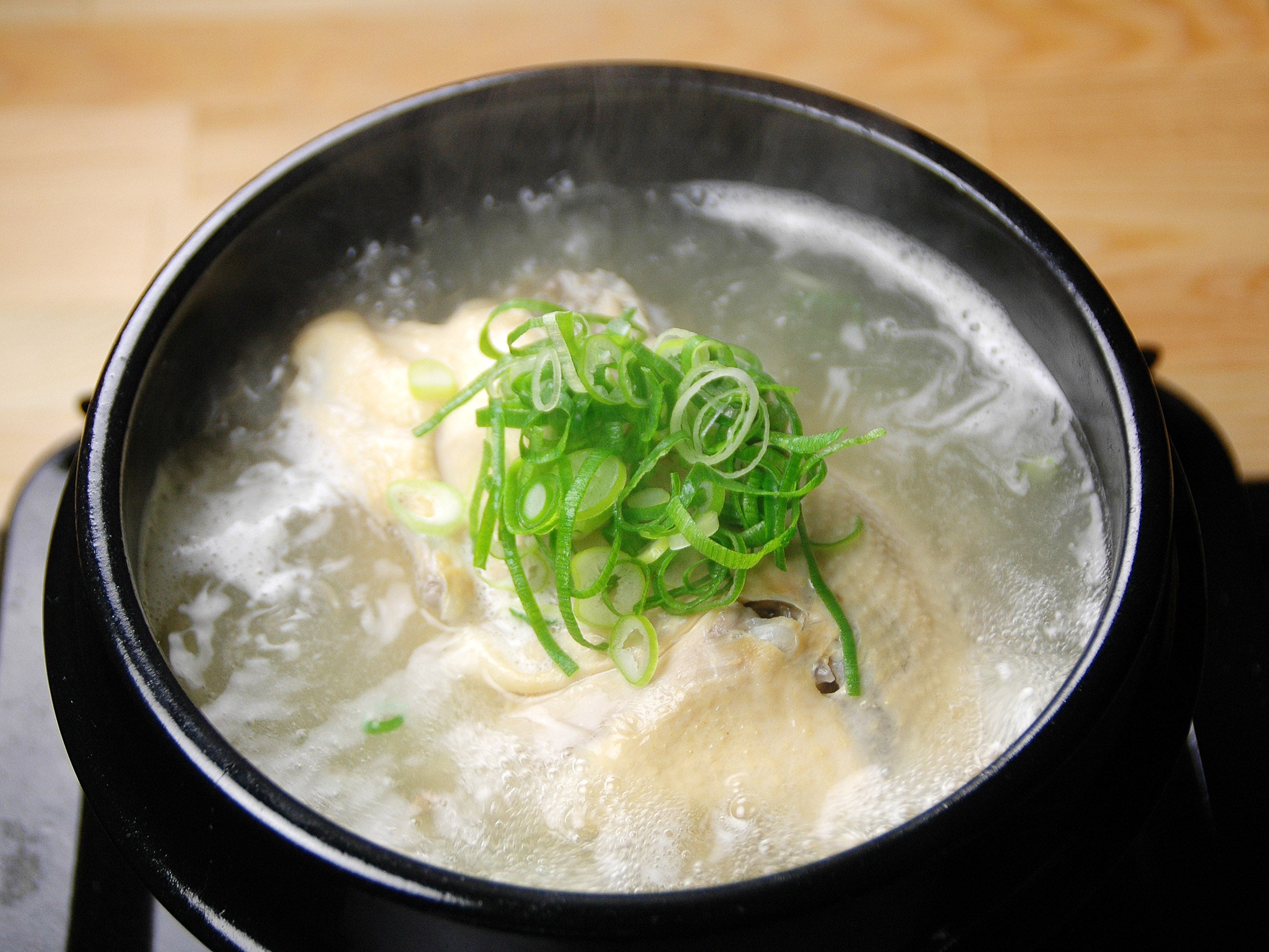 7月25日(土)大阪・鶴橋の参鶏湯専門店「百年の礎」で36杯分を無料提供！韓国版土用の丑の日「ポンナル」を広めたい。
