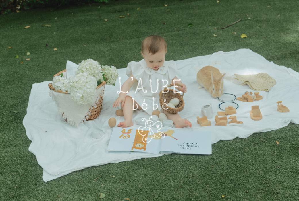 ベビーブランド「L’AUBE bébé（ローブ べべ）」が誕生。楫 真梨子がディレクターを務めるブランド L'AUBE BLANC の美学をそのままに、子どもたちのまなざしに映る世界を表現します。