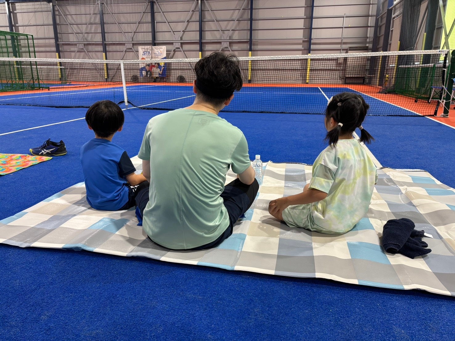 猛暑で外遊びができない子どもたちへ子育て社員の思いから生まれた「コートピクニック」をテニスラウンジで開催