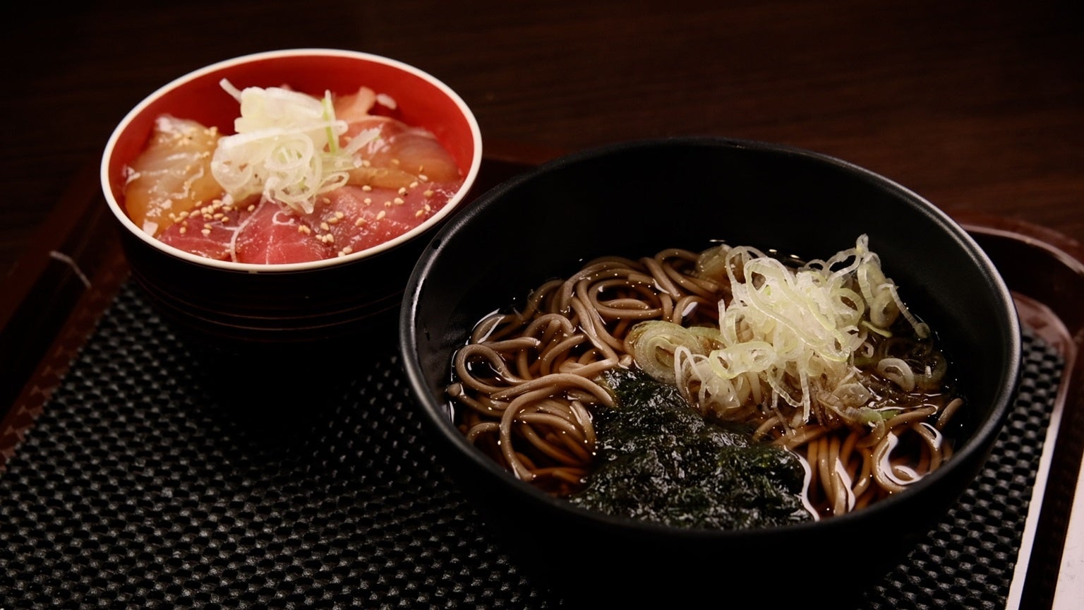 【ＢＳ日テレ】「ドランク塚地のふらっと立ち食いそば」東京・上落合で見つけた居酒屋発立ち食いそば屋　居酒屋経営の知識を活かした田舎そばの安さに塚地も驚き！　細いのにしっかりガシガシいける麺