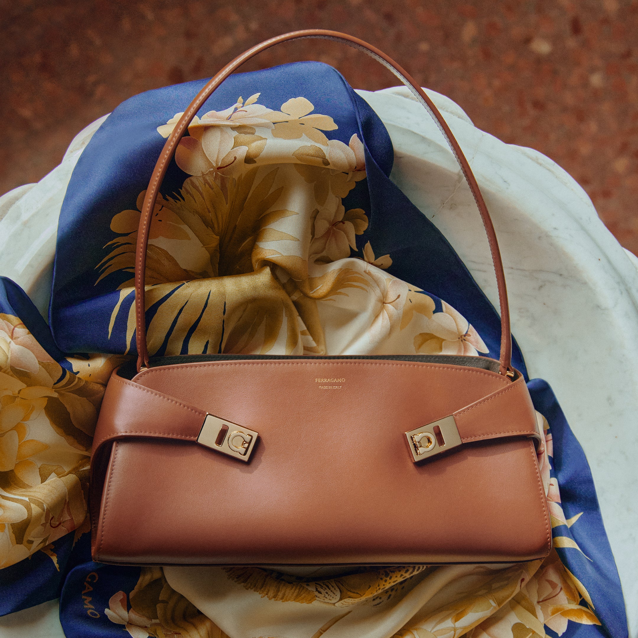 【FERRAGAMO】メゾンが受け継いできたクラフツマンシップと創造性の真髄を体現する「HUG EAST-WEST」が登場。